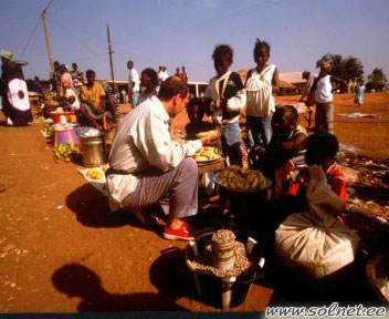 Импровизированный рынок в деревне