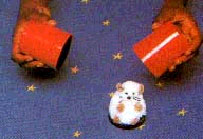 ...а когда нужно поднять пустой стакан, просто немного сожмите его (он должен быть пластиковый или бумажный), и придержите кружок...