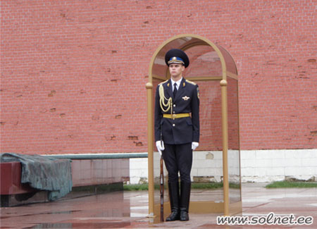 Почетный караул у Вечного огня