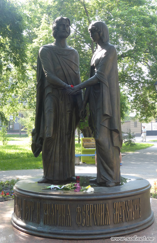 Памятник Петру и Февронии, город Омск
