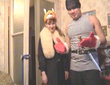 Пират примеряет рукавицы