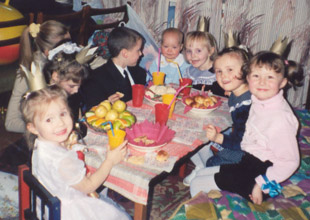 Из золотистого (серебристого для мальчика) картона были склеены 6 коронок. Их-то мы под торжественную музыку на головы участников и воодрузили...