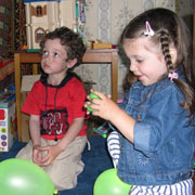 Конкурс с шариками: Даше - приз, Дениска пока что в проигрыше...