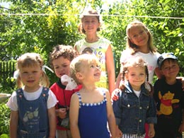 Вся веселая компания (слева направо): в первом ряду - Катюша, Дениска, Настюша в центре, Дашенька, Ванечка, во втором ряду Венера и Маша