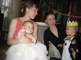 Виновники торжества принцесса и король на руках у мам