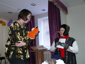 Нет, я сам должен передать письмо!