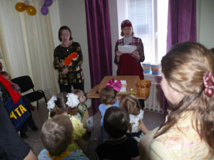 Продавец читает письмо