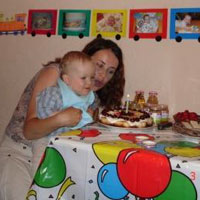 Задуваем с мамой свечу