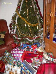 Подарки ждут своего часа под ёлкой.