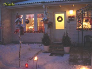 Украшают также и двор.