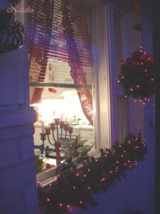 Перед Рождеством гномы частенько заглядывают в окна, чтобы доложить Joulupukki кто достоин подарка в этом году.