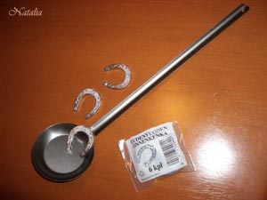 На Новый год в Финляндии плавят оловянные подковы...