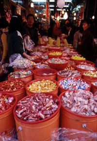 Предновогодние расспродажи сладостей на рынках города